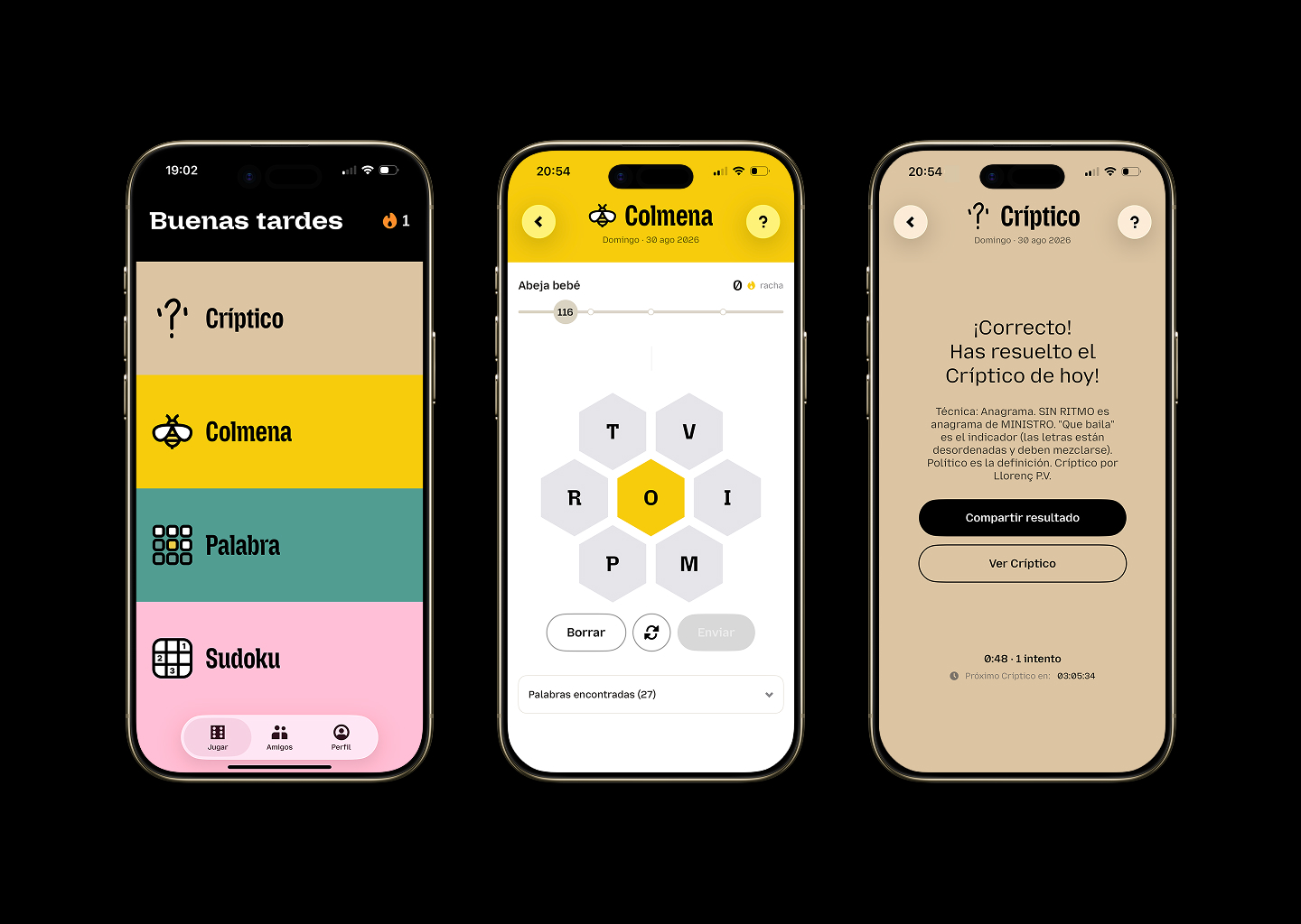 Tres pantallas de iPhone muestran la aplicación Críptico, con juegos como Colmena, Palabra y Sudoku, y una pantalla de resultados.