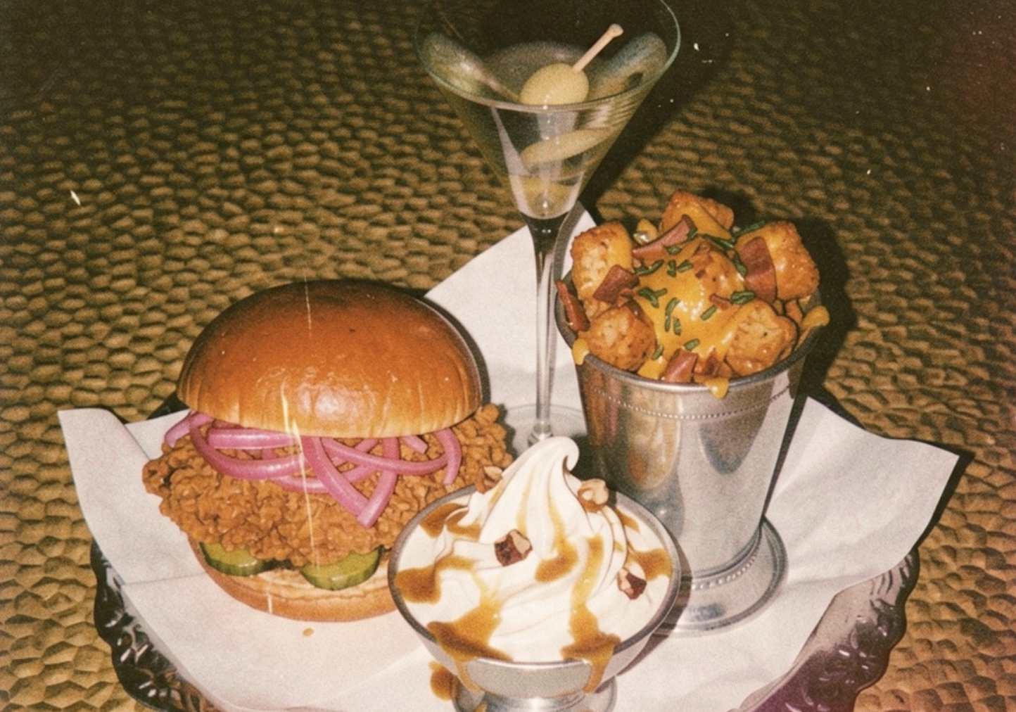 Le plateau de la soirée de lancement : burger, pommes de terre grenaille et cocktail.